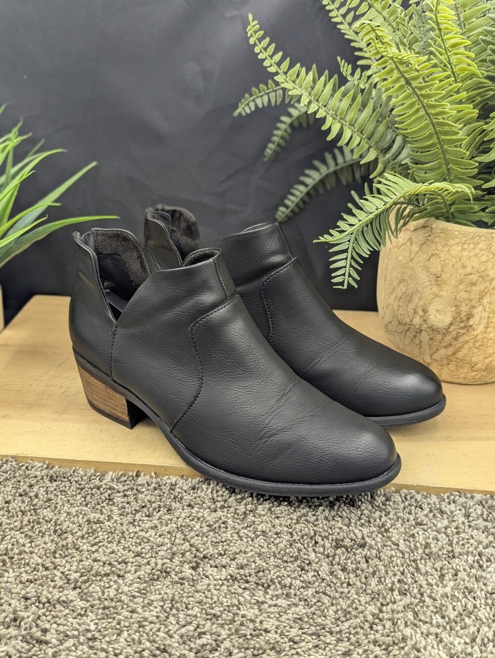 B.O.C Lucy Black Leather Heeled Back Zip Women's Size 8.5M Casual Dress Booties